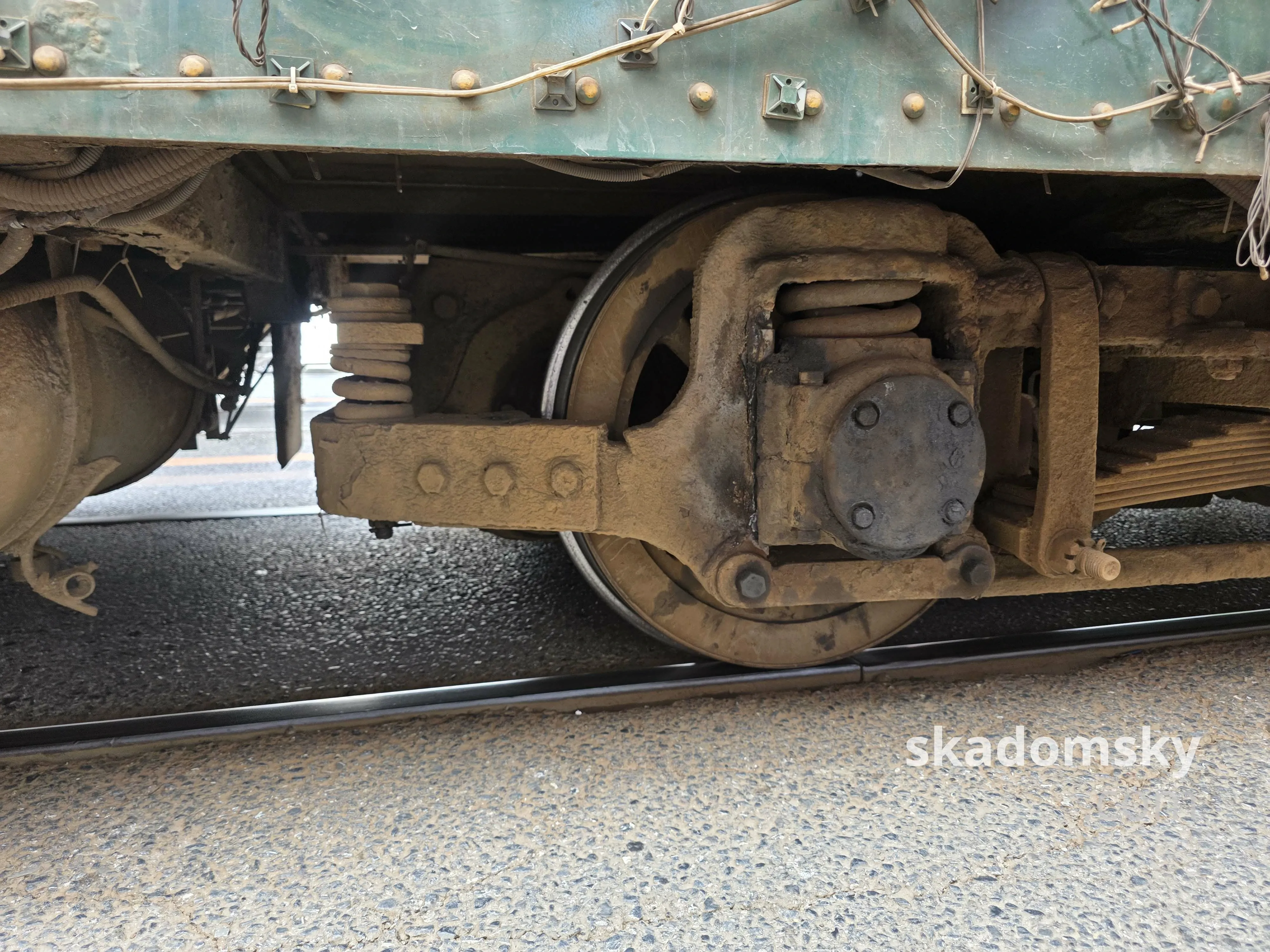 电车的底部,可以看到锈迹斑斑的转向架。