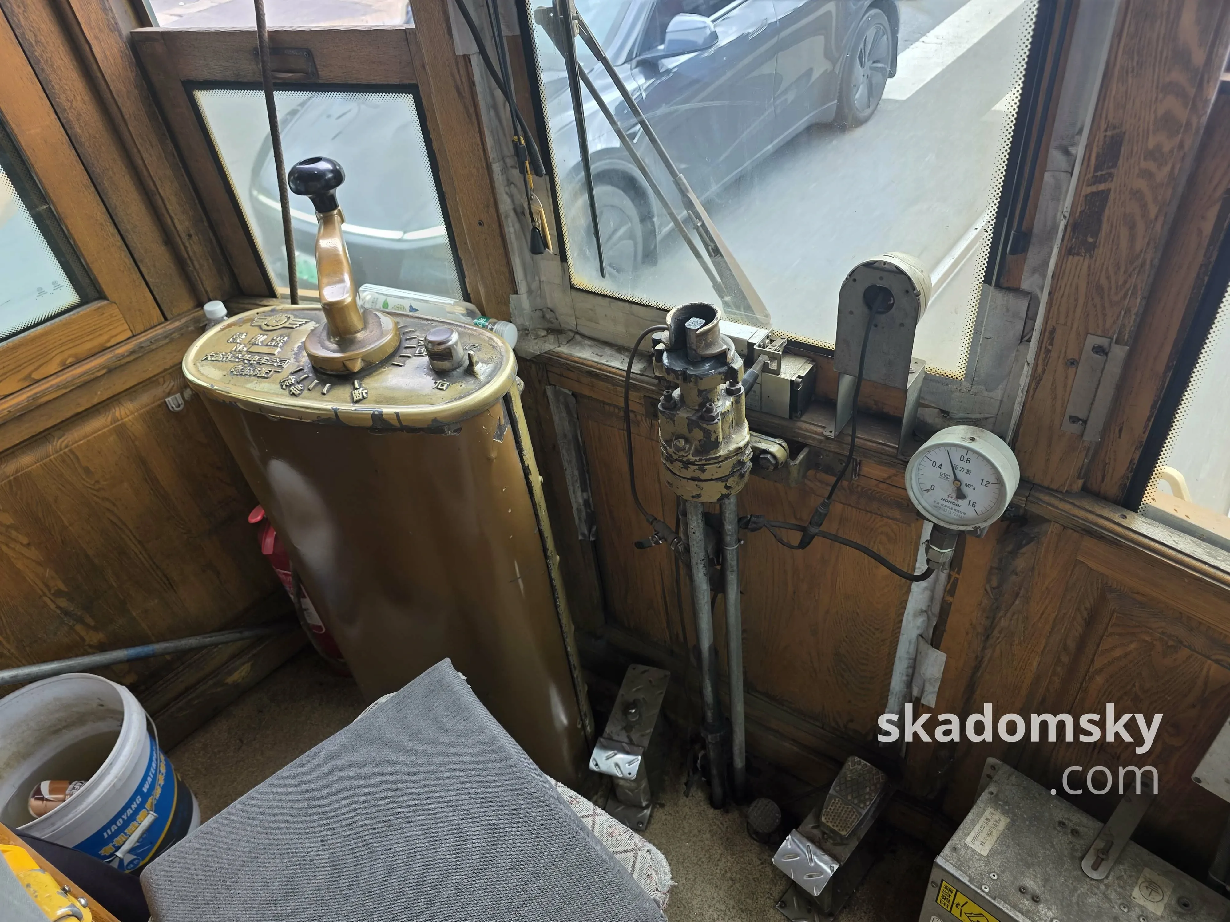 司机驾驶区域。左边是操纵器,右边是压力表。座椅的下面有两个金属踏板。