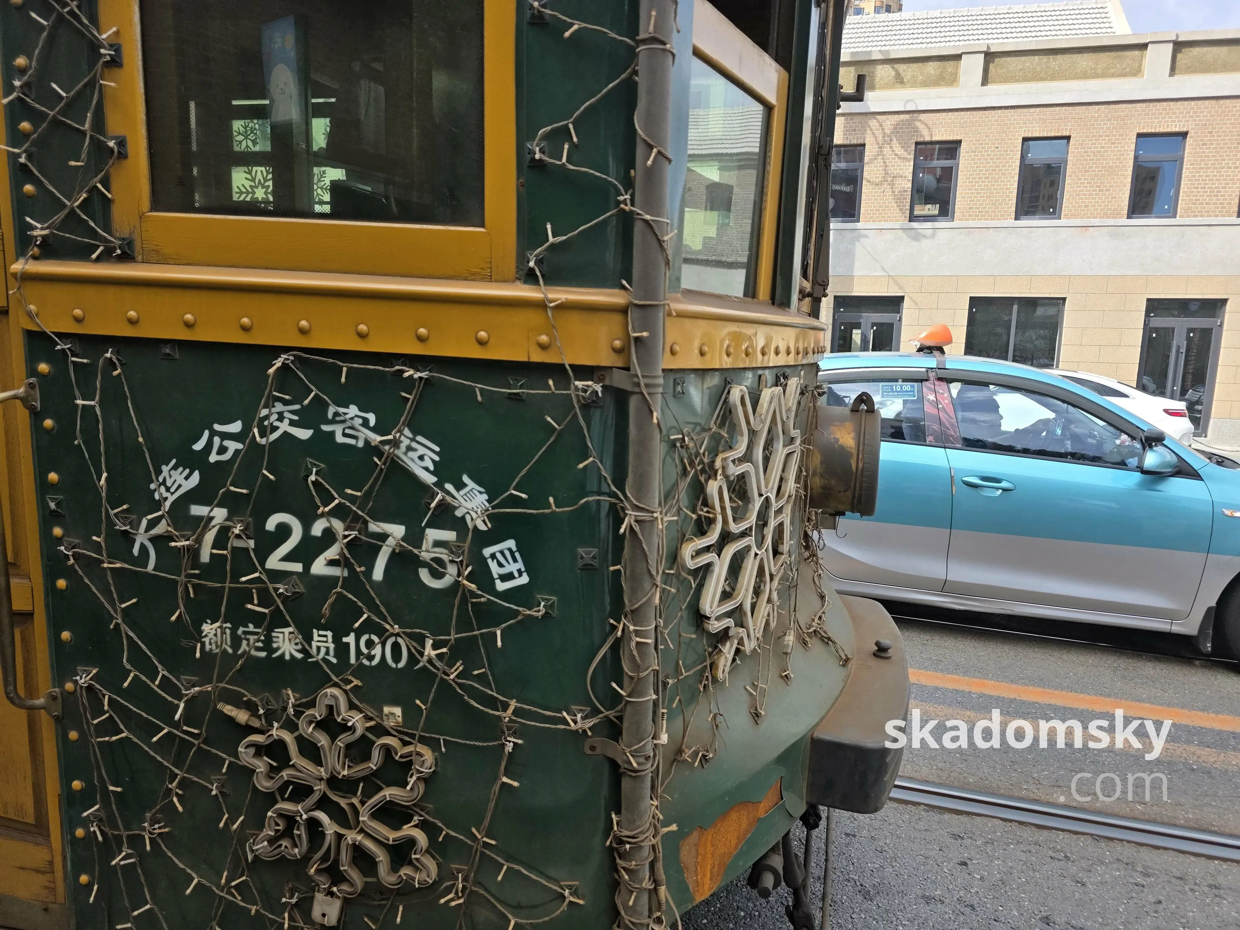 电车的前侧面,上面标注:大连公交客运集团 7-2275 额定乘员190人。