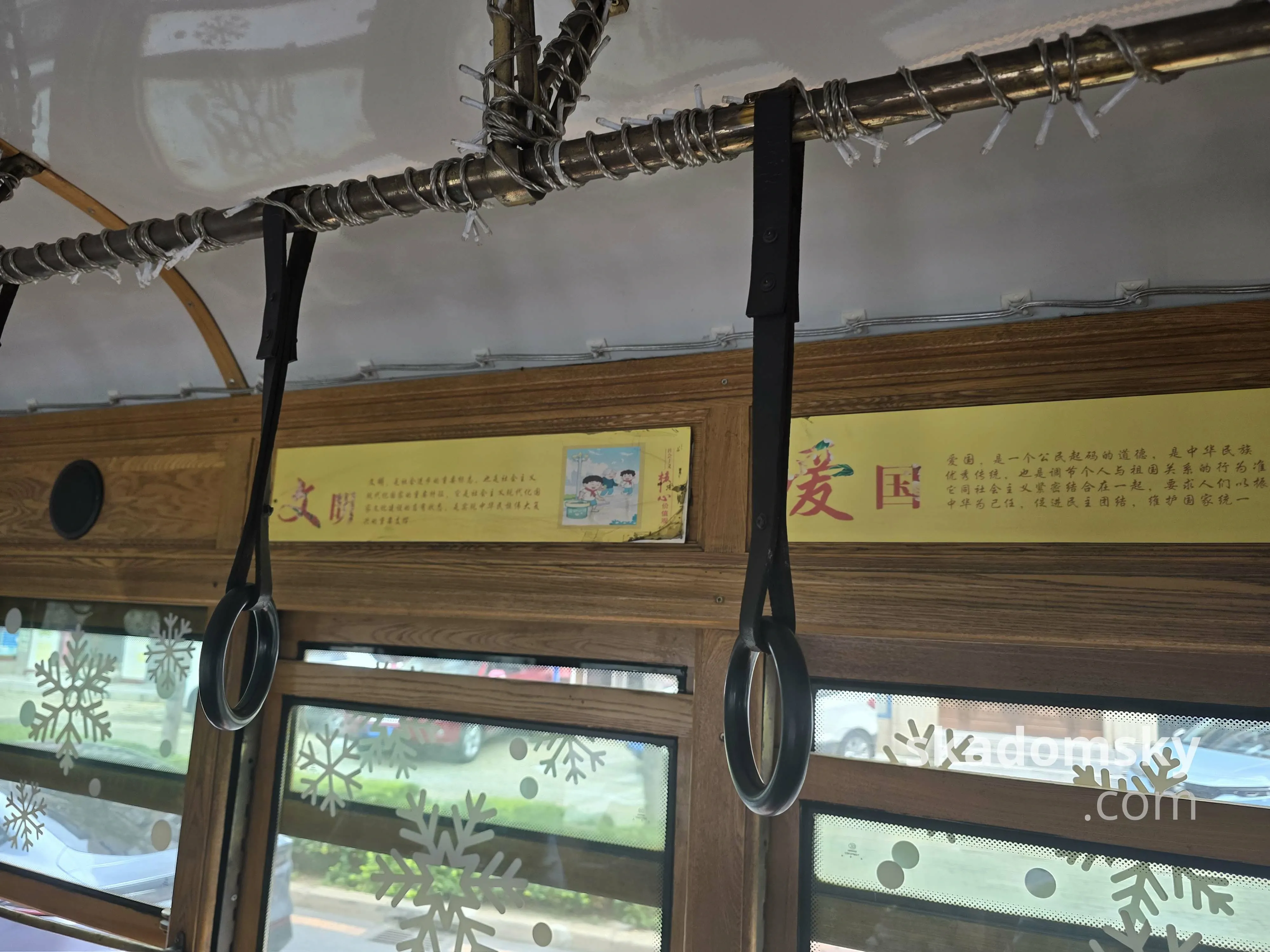 车内用皮带悬挂起来的黑色塑料吊环。